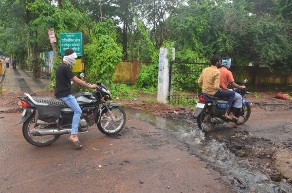 CG News: चार माह पहले बना पाथवे पहली बारिश में ही बदहाल, निर्माण गुणवत्ता पर उठे सवाल...