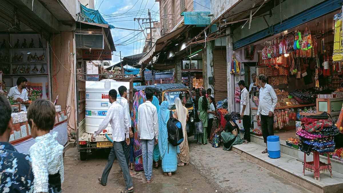 रामदेवरा: चौड़ी सड़कों पर भी नहीं मिल रही चलने की जगह, वाहन चालकों को मिला फायदा
