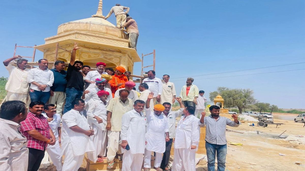 प्रतिमाओं की प्राण-प्रतिष्ठा अगले माह: बासनपीर में छतरियों का निर्माण पूरा,
प्रतिमाएं स्थापित