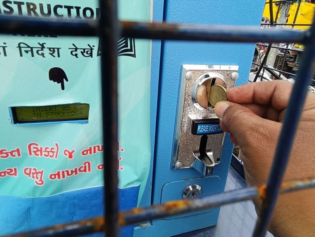 पांच का सिक्का डालो,कपडे का थैला निकालो