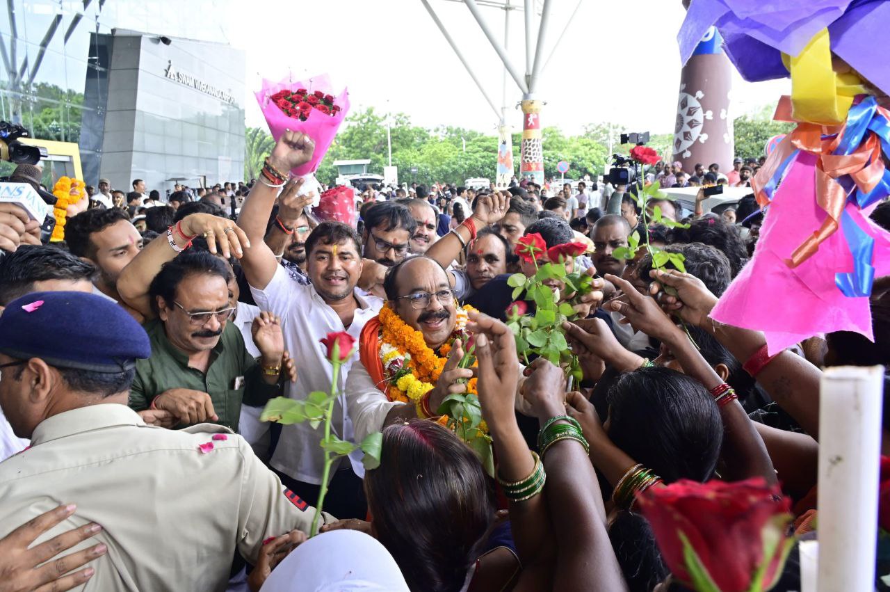 अरुण साव का रायपुर में जोरदार स्वागत, स्वच्छता पुरस्कार लाने पर सफाईमित्रों ने
किया सम्मान, देखें Photo