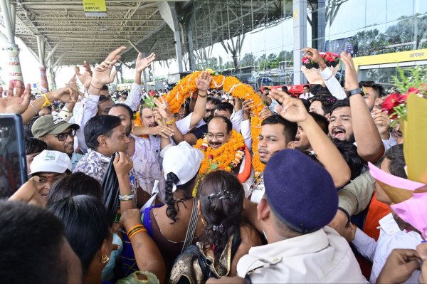 अरुण साव का रायपुर में जोरदार स्वागत, स्वच्छता पुरस्कार लाने पर सफाईमित्रों ने किया सम्मान, देखें Photo