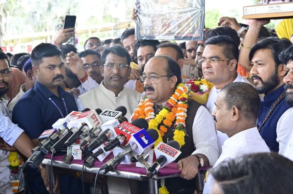 अरुण साव का रायपुर में जोरदार स्वागत, स्वच्छता पुरस्कार लाने पर सफाईमित्रों ने किया सम्मान, देखें Photo