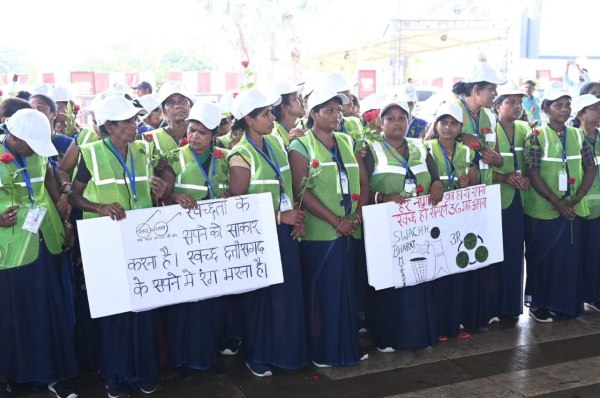 अरुण साव का रायपुर में जोरदार स्वागत, स्वच्छता पुरस्कार लाने पर सफाईमित्रों ने किया सम्मान, देखें Photo