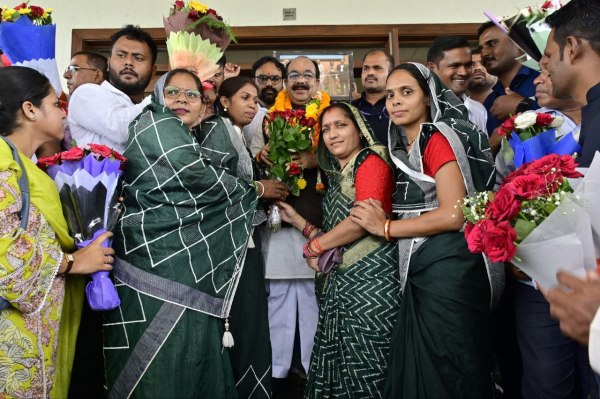 अरुण साव का रायपुर में जोरदार स्वागत, स्वच्छता पुरस्कार लाने पर सफाईमित्रों ने किया सम्मान, देखें Photo