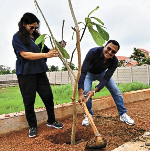 CG News:प्रोजेक्ट रॉयल एवेन्यू में पत्रिका के साथ पौधरोपण अभियान, ग्रीन वातावरण देने को आगे आ रहे युवा बिल्डर्स, देखें तस्वीरें 
