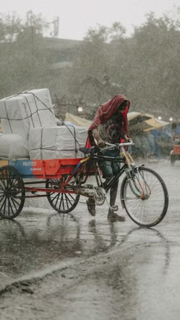 Rain:  मानसून का कहर! इन जिलों में भारी बारिश का अलर्ट, जानिए आने वाले दिनों के मौसम का हाल
