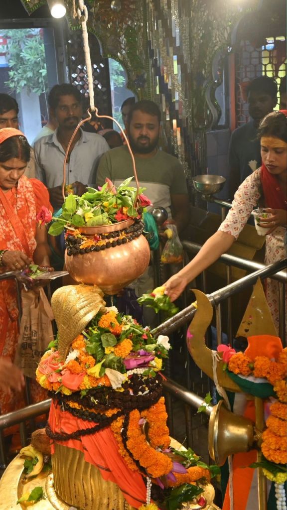 CG News शिवालयों में लगी भक्ति की भीड़, बंजारेश्वर महादेव में जल चढ़ाने पहुंचे श्रद्धालु 
