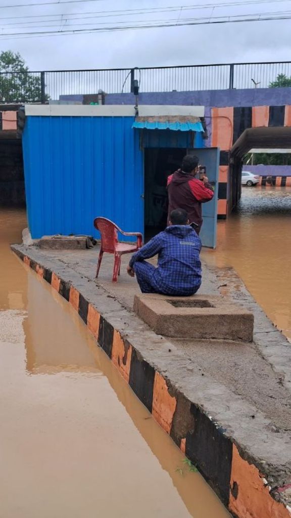 Raipur News: रायपुर में बारिश से सड़कों पर भरा पानी, डूबी प्रोफेसर कॉलोनी कॉलोनी
