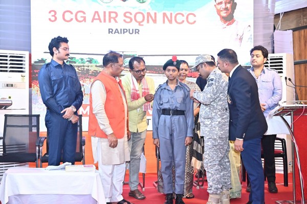 CG News: इस जिले के पीएमश्री विद्यालय में शुरू होगी एनसीसी एयर स्क्वाड्रन, CM साय से छात्रों ने की मुलाकात, देखें तस्वीरें