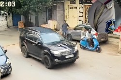 Rajasthan: उदयपुर में गुजरात पुलिस अफसर को कुचलने की कोशिश, फायरिंग कर फरार हुआ
डकैत - image