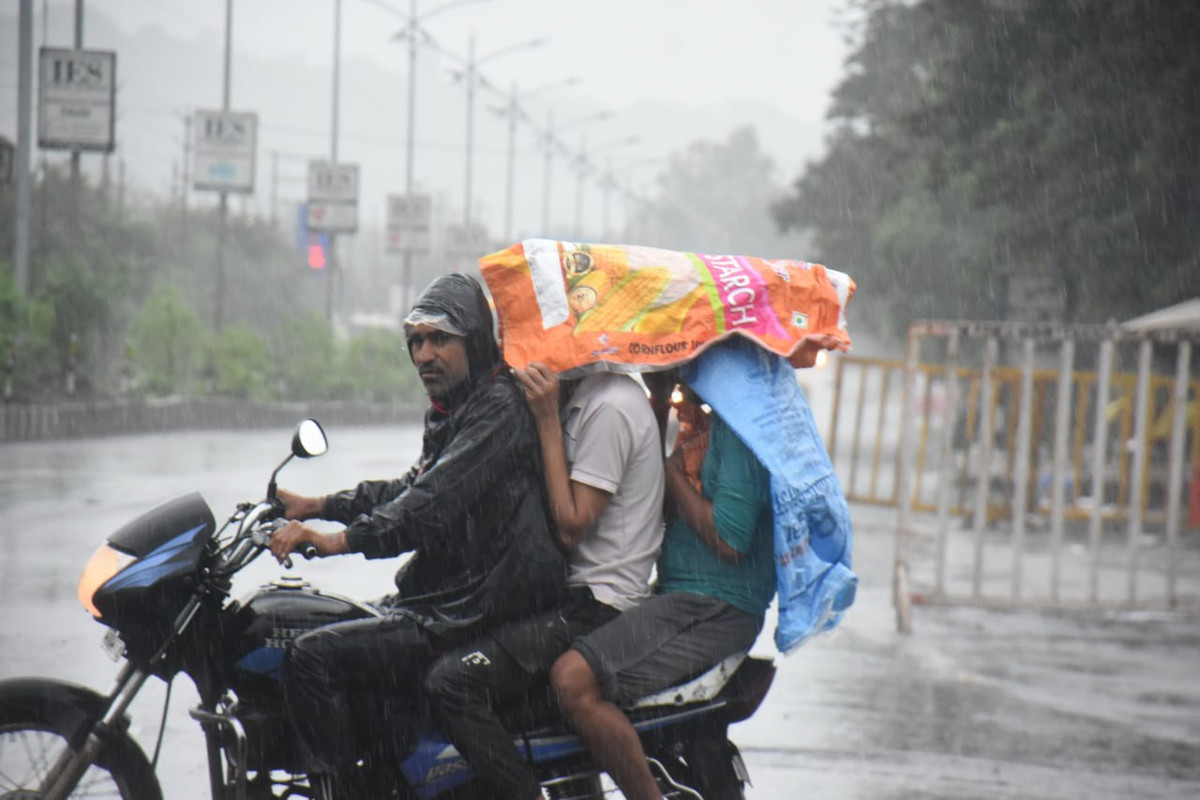 UP Heavy Rain: कई जिलों में मूसलाधार बारिश के आसार, प्रशासन अलर्ट पर