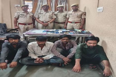 जेबतराश गिरोह के 4 गुर्गे पकड़े, 12 लाख के 40 मोबाइल फोन बरामद