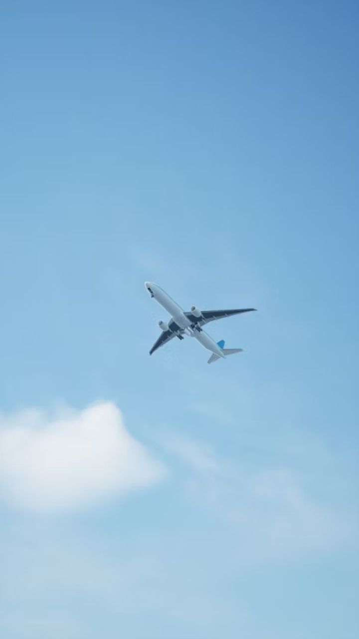 CG Flight News: त्योहारी सीजन से पहले हवाई यात्रा में मंदी, मूवमेंट और किराया दोनों घटे
