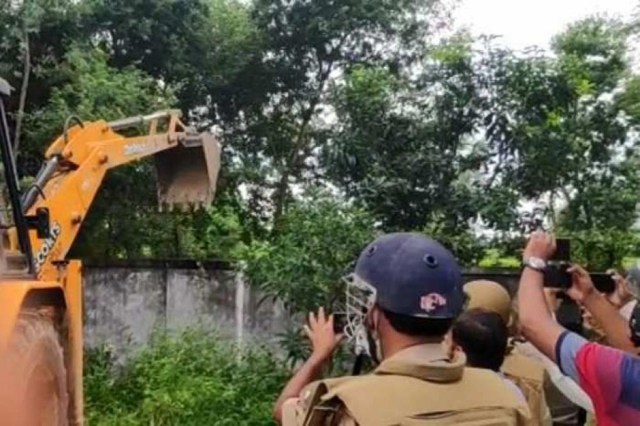 मुख्तार अंसारी की अवैध संपत्ति पर चला बुलडोजर
