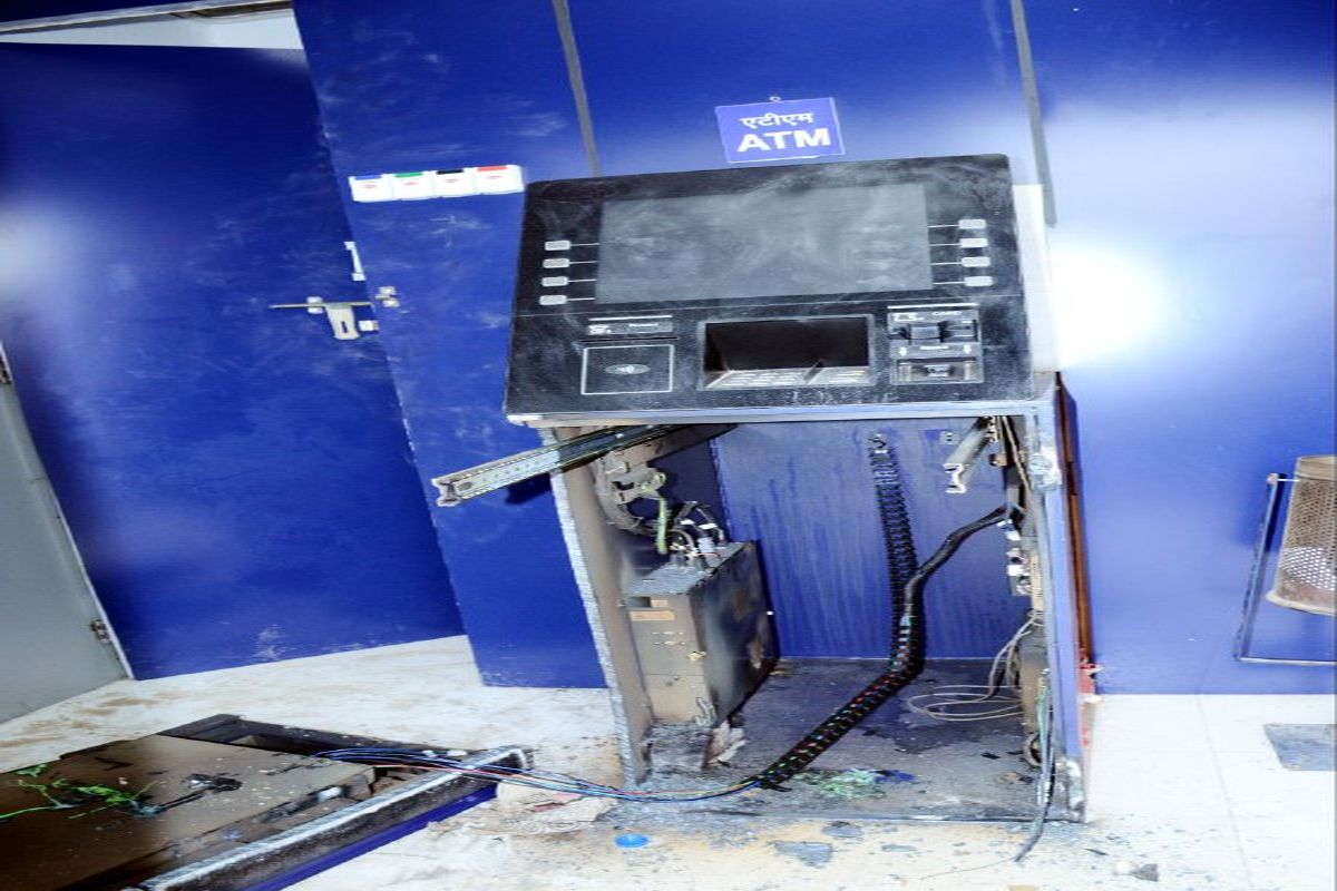 सीकर शहर से एटीएम को गैस कटर से काटकर करीब 32 लाख रुपए की नकदी लूट ले गए लुटेरे