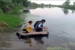 स्कूल जाने का देशी जुगाड़… चारपाई को ट्यूब पर बांध करते नदी पार, देखें वीडियो - image