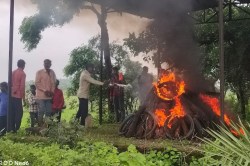 झालावाड़ स्कूल हादसा: पुराने टायर डालकर किया बच्ची का अंतिम संस्कार - image