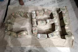 पकड़ा गया बेईमान अफसर… 30 हजार की ले रहा था रिश्वत, घर में मिले डेढ़ करोड़ नकद - image