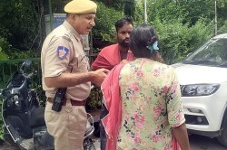 साली के साथ था पति… अचानक पहुंच गई पत्नी, पकड़ा गिरेबान कर दी पिटाई, देखें
वीडियो - image