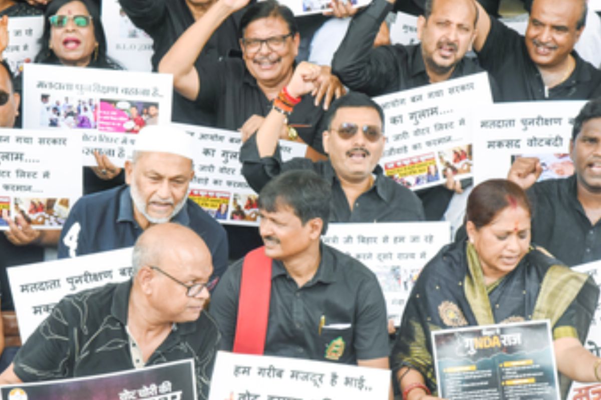 बिहार विधानसभा के बाहर विपक्ष का प्रदर्शन ( फोटो-आईएएनएस)