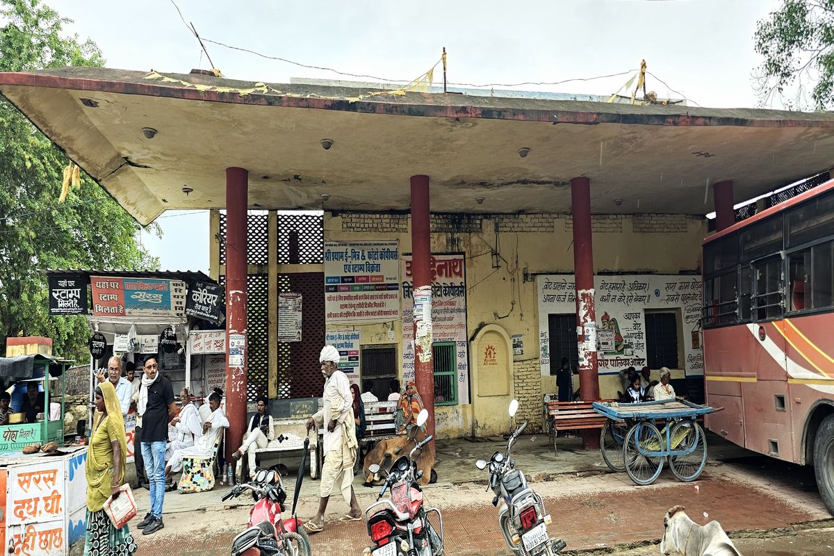 अधर में लटका आमेट बस स्टैंड प्रतीक्षालय: जर्जर हालात में मौत को न्यौता,
जिम्मेदारों ने झाड़ा पल्ला