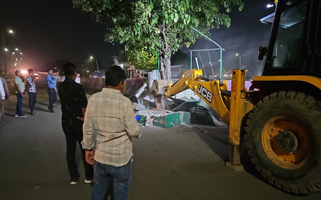 Ahmedabad: सरखेज से जुहापुरा तक सड़क पर अवरोध बनने वाले धार्मिक निर्माणों को
हटाया Video