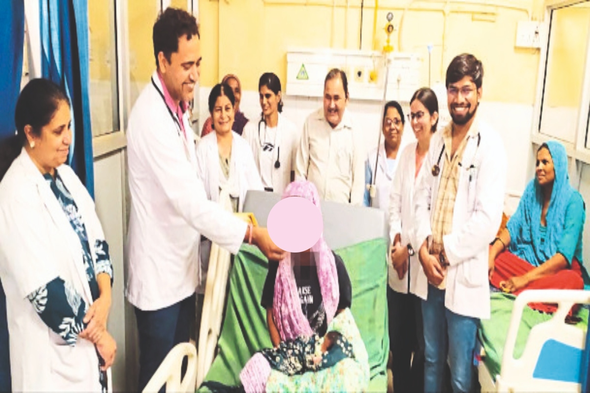 Ajmer: थैलेसीमिया पीड़ित महिला ने स्वस्थ बच्ची को दिया जन्म तो डॉक्टर्स और परिजन
बजाने लगे तालियां, मिठाई बांट कर मनाई खुशियां
