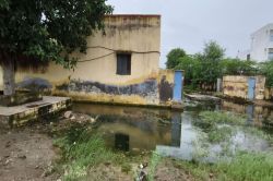 अमरिया का नाड़ा विद्यालय बना तालाब, छत से टपकते पानी और कीचड़ ने रोकी पढ़ाई - image