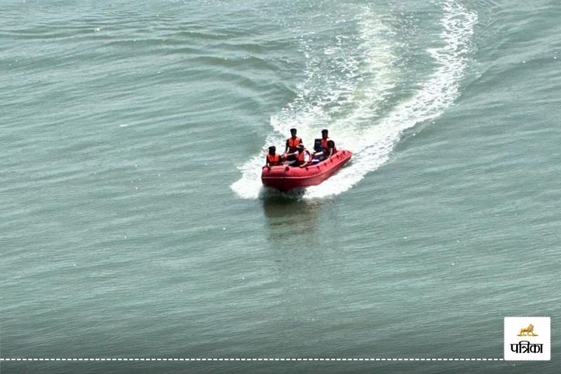 Boat capsized in Arabian Sea Maharashtra