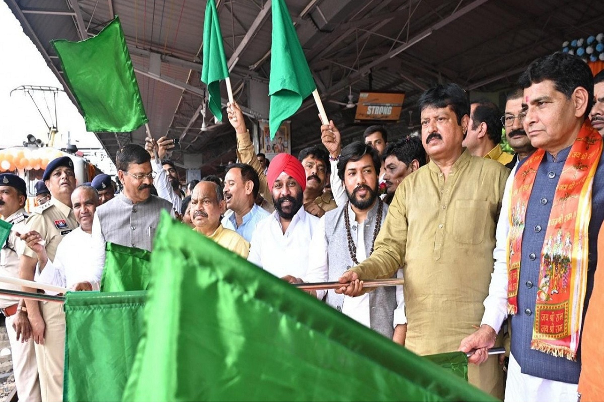 Raipur: श्री रामलला दर्शन के लिए 850 श्रद्धालुओं को लेकर रायपुर से विशेष ट्रेन हुई रवाना