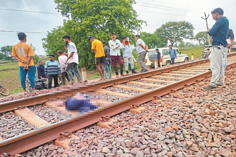 ट्रेन के सामने कूदा पूर्व पार्षद का बेटा (फोटो सोर्स- पत्रिका)