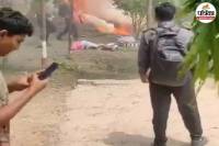 बांग्लादेश में एयरफोर्स का विमान स्कूल की बिल्डिंग पर गिरा। (फोटो: आईएएनएस.)