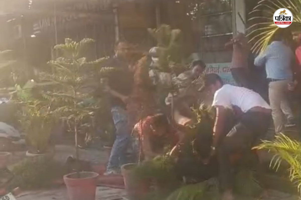 Crime News: बदमाशों ने होटल संचालक और गार्ड से जमकर की मारपीट, देखें घटना का
Live Video