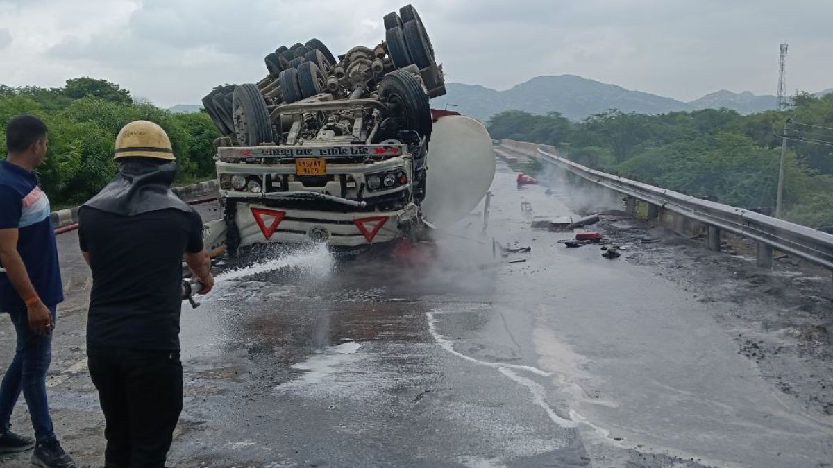 ब्यावर में एसिड से भरा टैंकर पलटा, चालक की मौत, एसिड का रिसाव होने से मचा हड़कंप