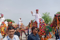 शेरगढ़ पहुंचे CM भजनलाल शर्मा, सजे-धजे ऊंट पर की सवारी, वीरांगनाओं का किया
सम्मान - image