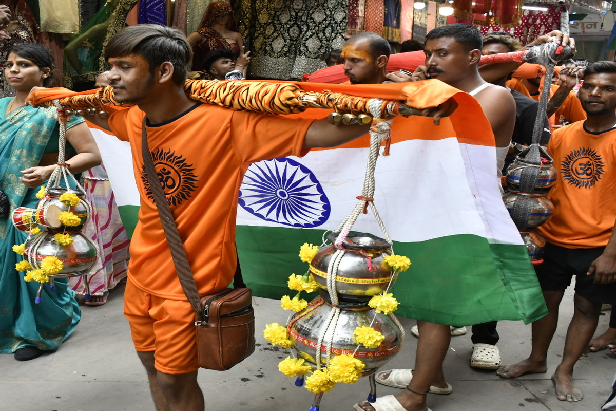 भोपाल@शिवाय भक्त मंडल की कावड़ यात्रा आज नर्मदा से जल लेकर पहुंची बड़ वाले
महादेव मंदिर। बच्चे बड़े सभी ने जल के कलश लेकर आए और शिव का अभिषेक किया। फोटो
सुभाष ठाकुर