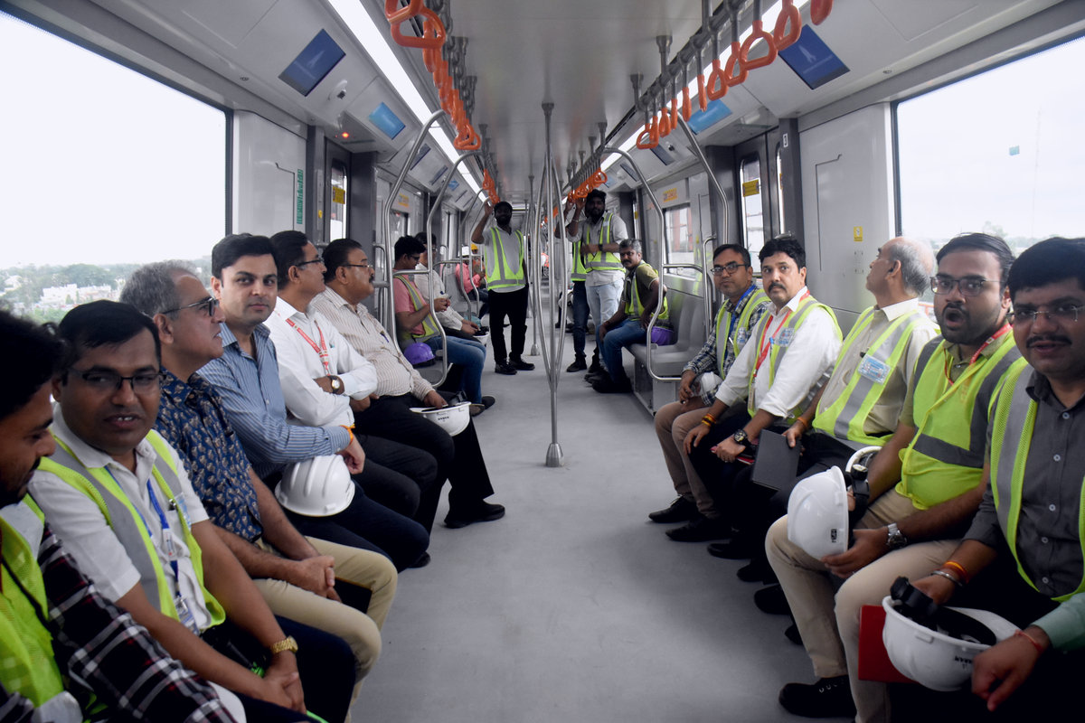 भोपाल@आज सीएम मोहन यादव ने भोपाल मेट्रो का निरीक्षण किया। ट्रायल में सीएम ने
सुभाष नगर डिपो से एम्स हॉस्पिटल तक मेट्रो में सफर किया। इस दौरान साथ में मंत्री
कृष्णा गौर मेट्रो अधिकारी और मेट्रो के कर्मचारी रहे । फोटो सुभाष ठाकुर