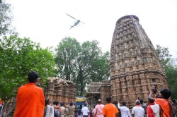 Sawan 2025: मुख्यमंत्री साय, डिप्टी CM ने हेलीकॉप्टर से कांवड़ियों पर की
पुष्पवर्षा, गूंजा हर हर महादेव.. - image