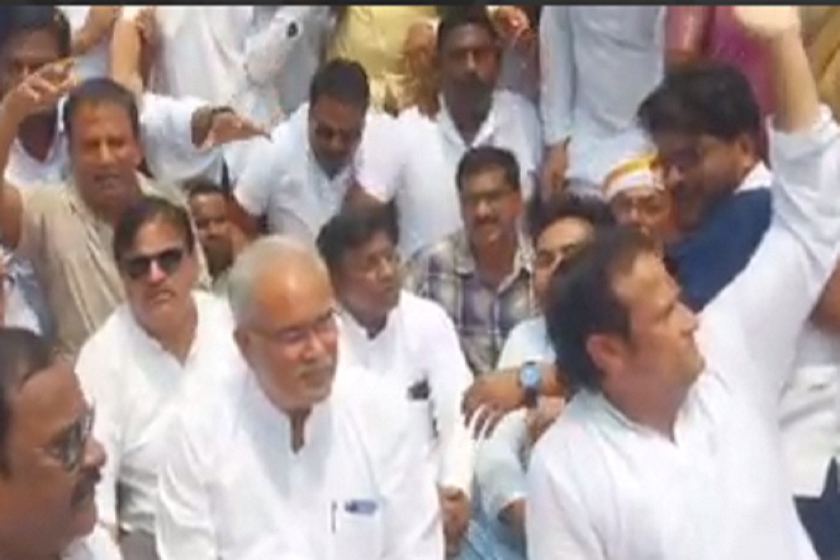 हाईवे पर बैठे भूपेश, महंत समेत नेता व कार्यकर्ता, चैतन्य की गिरफ्तारी का जताया
विरोध, परेशान हुए लोग, देखें..