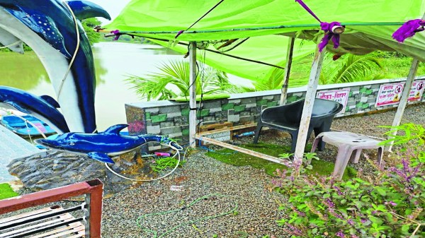 डौंडीलोहारा ब्लॉक के जेवरतला विद्युत वितरण केंद्र अंतर्गत ग्राम भरदा (ट) में पूर्व मुख्यमंत्री भूपेश बघेल के मां के नाम पर स्थापित बिंदेश्वरी पार्क में राजस्व व विद्युत विभाग, पुलिस ने दबिश दी है।