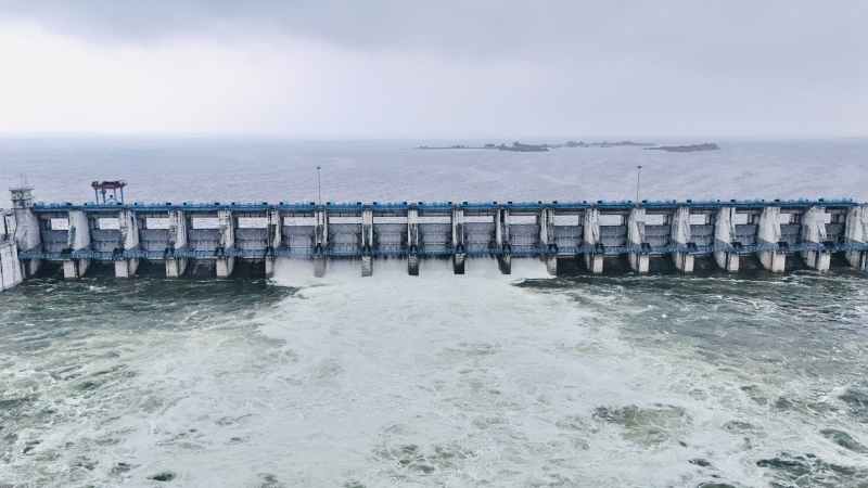 बीसलपुर बांध के छह गेटों से हो रही पानी की निकासी। फोटो-पत्रिका।