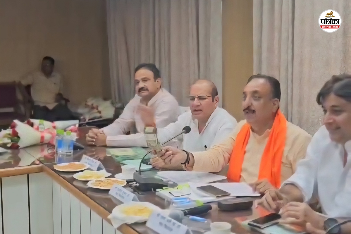 UP News : अफसरों के लिए नोटों की गड्डी लेकर मीटिंग में पहुंचे बीजेपी के विधायक
ने खोली भ्रष्टाचार की पोल! देखें वीडियो