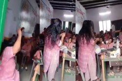 Video: प्रिंसिपल मैडम ने क्लास रूम को बनाया ‘अय्याशी’ का अड्डा; म्यूजिक चलाकर
तेल मालिश, बच्चों के सामने ही… - image