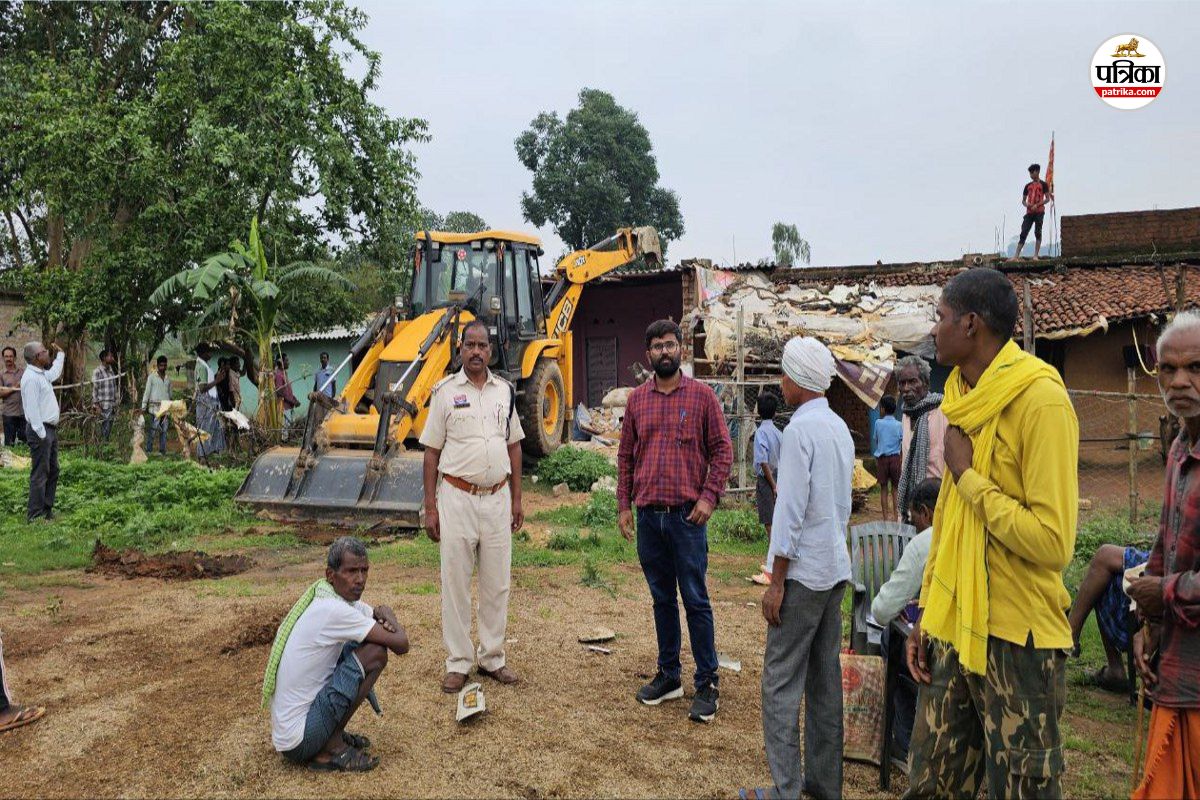 Bulldozer action: ड्रग डीलर दंपती के अवैध मकान पर प्रशासन-पुलिस ने चलाया
बुलडोजर, पत्नी जेल से है फरार