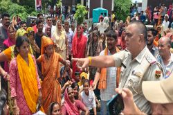 कॉलोनी में पानी की नहीं हो रही निकासी, आक्रोशित लोगों ने लगाया जाम - image