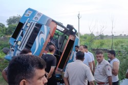 अनियंत्रित होकर पलटी जोधपुर से कोटा जा रही स्लीपर बस, यात्रियों में मचा हड़कंप,
एक ही परिवार के 5 लोग घायल - image