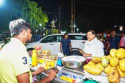 ट्रैफिक सिग्नल पर रुकी कार, ‘कॉमन मैन’ की तरह उतरे और आम खरीदने लगे सीएम मोहन
यादव - image