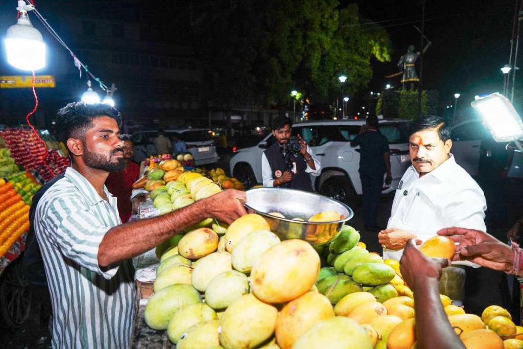 CM Mohan Yadav in New Market