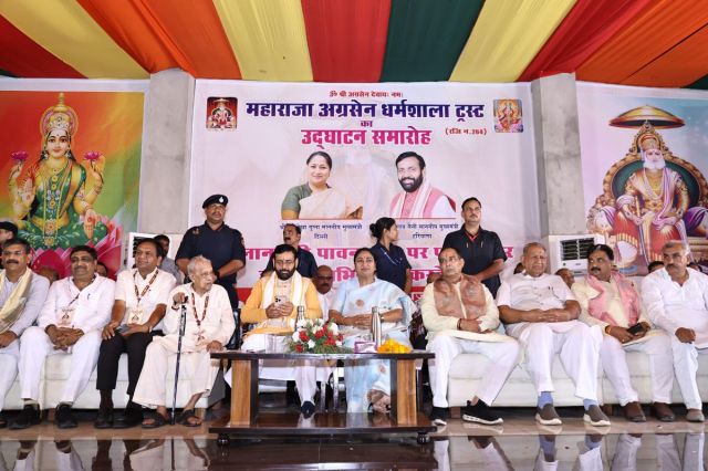 Nayab Singh Saini gave 150 crores gift to CM Rekha Gupta birthday festive atmosphere in Nandgarh Haryana